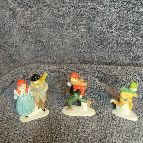 Dept 56  Heritage Village "CHILDE POND AND SKATERS" #5903-0 SET 4 & glass pond - Picture 6 of 9